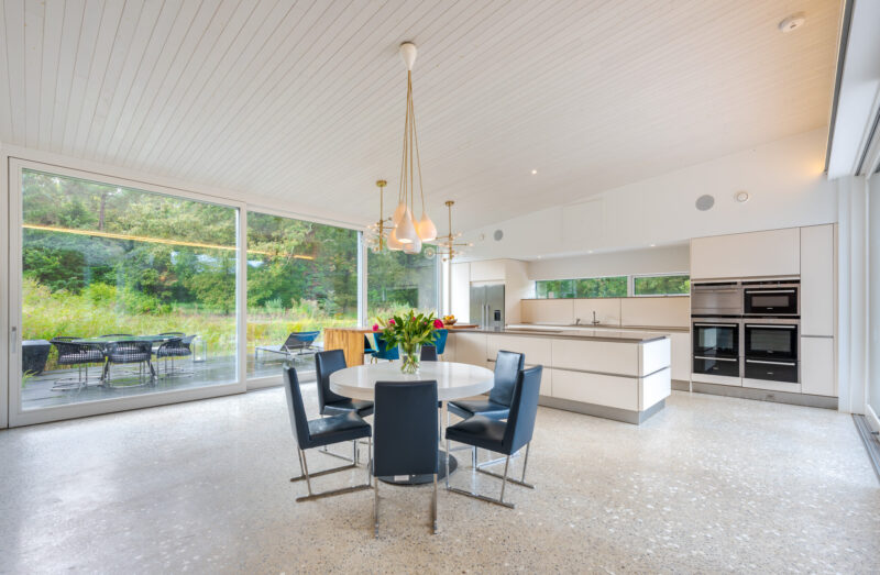 Kitchen-table-luxury-house-surrey