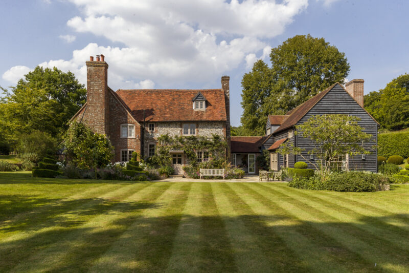 Farmhouse Lawn Holiday Home
