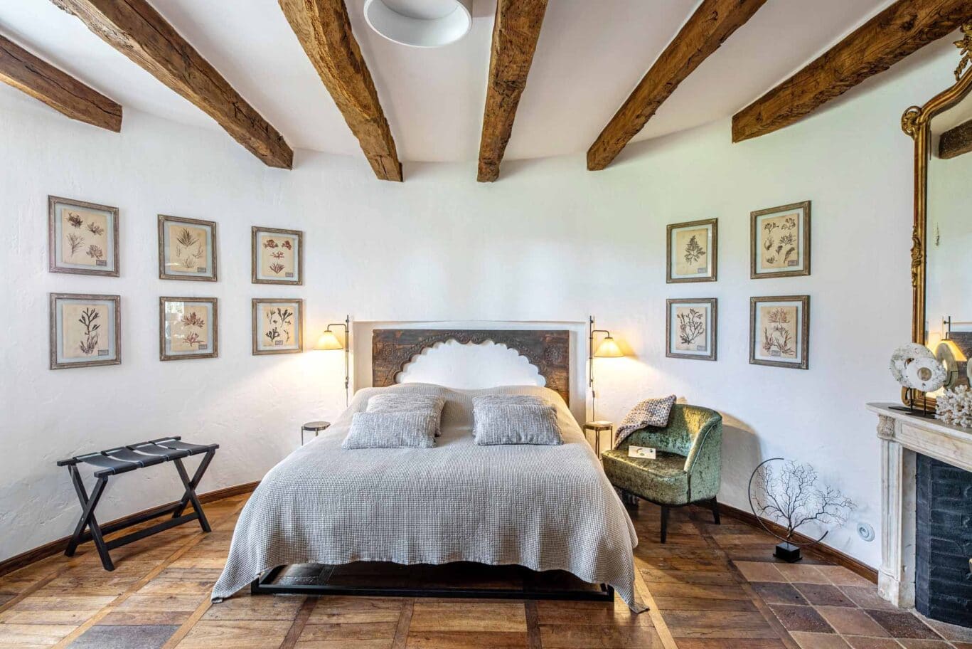 Chateau-calme-master-bedroom