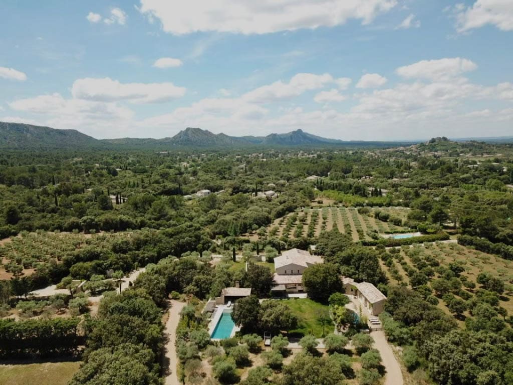 Farmhouse in Provence with vineyards in les Alpilles